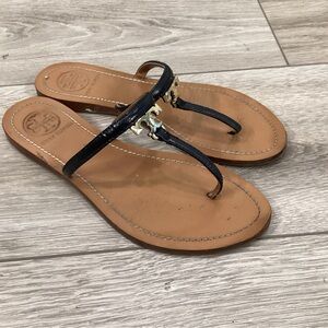 Tory Burch Thong Sandal Black Women’s Size 6.5 Patent Leather Flats T Gold Logo